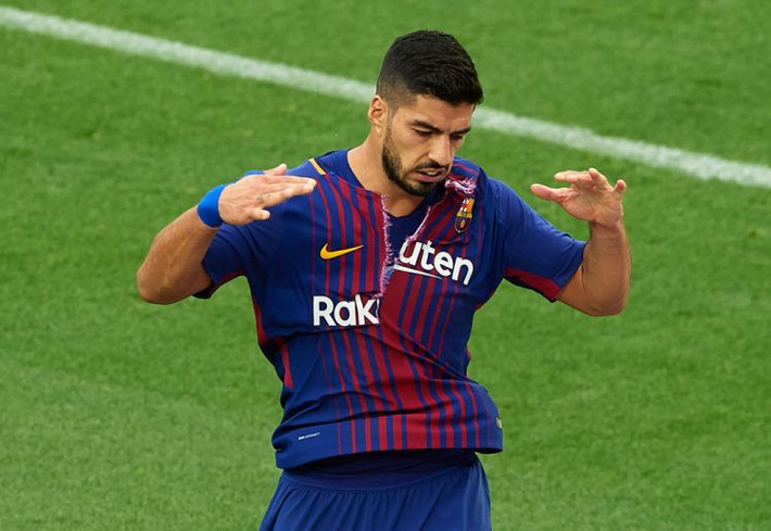 Real Madrid choáng với sự hi sinh của Suarez cho Barca: Barcelona có khởi đầu mùa giải thật tuyệt vời, đạt số điểm tuyệt đối 21 sau 7 lượt đấu La Liga, bỏ xa Real Madrid tới 7 điểm. Tuy nhiên, có điểm đáng chú ý, trong khi Messi "bỏ túi" tới 11 bàn (và là 13 nếu tính cả C1) thì người đá cặp ăn ý, Luis Suarez chỉ có vỏn vẹn 2 bàn trong 8 lần xuất hiện ở tất cả các giải đấu. Don Balon tiết lộ sự thật gây sốc: chân sút Uruguay vẫn đang phải khổ sở với chấn thương đầu gối gặp phải ở lượt về Siêu Cúp Tây Ban Nha với Real Madrid. ẢNh: Goal