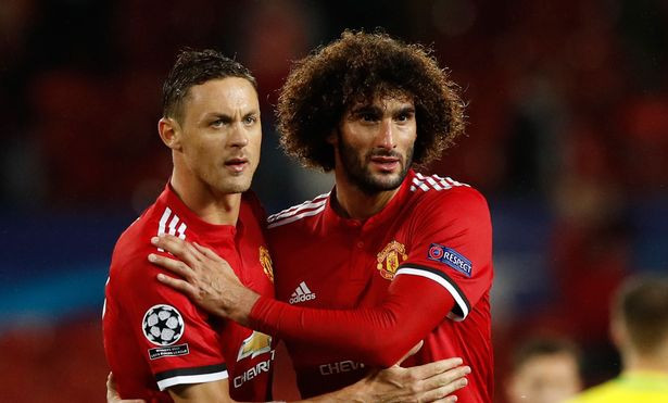 M.U sắp đạt thỏa thuận "trói chân" Fellaini: BLĐ Quỷ đỏ tự tin sẽ giữ chân Fellaini bằng bản hợp đồng mới có thời hạn 2 năm, khi giao kèo hiện tại chuẩn bị hết hạn vào cuối mùa giải này. Vai trò của tiền vệ người Bỉ ngày càng trở nên quan trọng trong kế hoạch của Mourinho, sau khi Pogba dính chấn thương. Chính vì thế, ông thầy người Bồ Đào Nha đang thúc giục các sếp M.U sớm trao cho Fellaini bản hợp đồng mới.