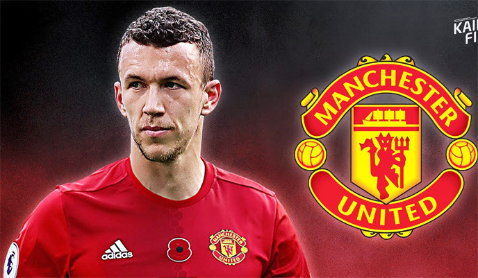 M.U có thể ký với Perisic vào hè tới: M.U đã theo đuổi Ivan Perisic của Inter Milan suốt hè 2017 nhưng không mang lại kết quả nào, do đôi bên không đạt sự thống nhất về giá cải, khi đại diện Serie A dứt khoát đòi 50 triệu bảng. Tuy nhiên, theo Gazzetta dello Sport, cuộc chinh phục của M.U vẫn còn đó, chưa hề khép lại. Cụ thể, trong bản ký gia hạn 5 năm với Inter Milan của Perisic có kèm điều khoản phá vỡ hợp đồng là 54 triệu bảng (60 triệu euro). Có nghĩa M.U vẫn có thể ký với Perisic, nếu muốn. Ảnh: Gazzetta dello Sport