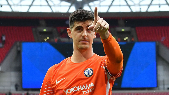 Chelsea đau đầu vì Courtois: Chelsea vừa nhận cái lắc đầu của thủ môn Thibaut Courtois, ngay sau khi đưa ra đề nghị gia hạn hợp đồng. Một số thông tin chuyển nhượng bóng đá từ Bỉ và Tây Ban Nha cho biết, Courtois không hào hứng với việc tiếp tục khoác áo Chelsea. Thủ thành 25 tuổi người Bỉ muốn sang Real Madrid. Ảnh: Mirror