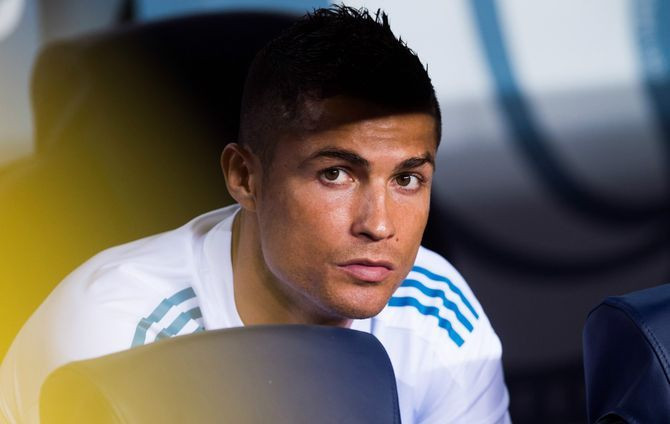 Ronaldo tính đường rời Bernabeu: Theo thông tin từ nhà báo Duncan Castles của Daily Record thì Cristiano Ronaldo đang tích cực tìm tìm đường rời khỏi Real Madrid. Siêu sao người Bồ sẽ tròn 33 tuổi vào tháng 2/2018 và hiện tại đôi bên đang thương thảo về hợp đồng mới, với lấn cấn liên quan đến chuyện trốn thuế. Ảnh: Daily Record