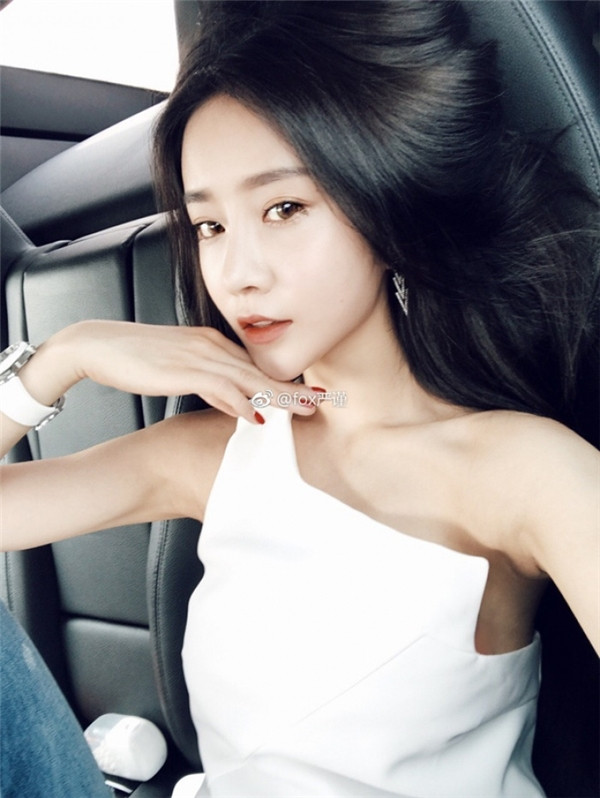 Hot girl Trung Quốc là Fox Nghiêm Cẩn, 23 tuổi, đến từ Phúc Kiến (Trung Quốc). Cô nàng còn có một biệt danh nữa nghe rất nam tính là Cẩn Ca.