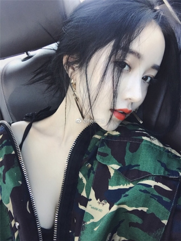 Ngoài đời, Nghiêm Cẩn là một hot girl rất xinh đẹp và sang chảnh. Với mái tóc dài thướt tha, gương mặt V-line chuẩn không cần chỉnh, sống mũi cao thẳng, đôi mắt biết nói cùng khí chất ngời ngời, cô nàng 23 tuổi là "cướp tim" của rất nhiều chàng trai.