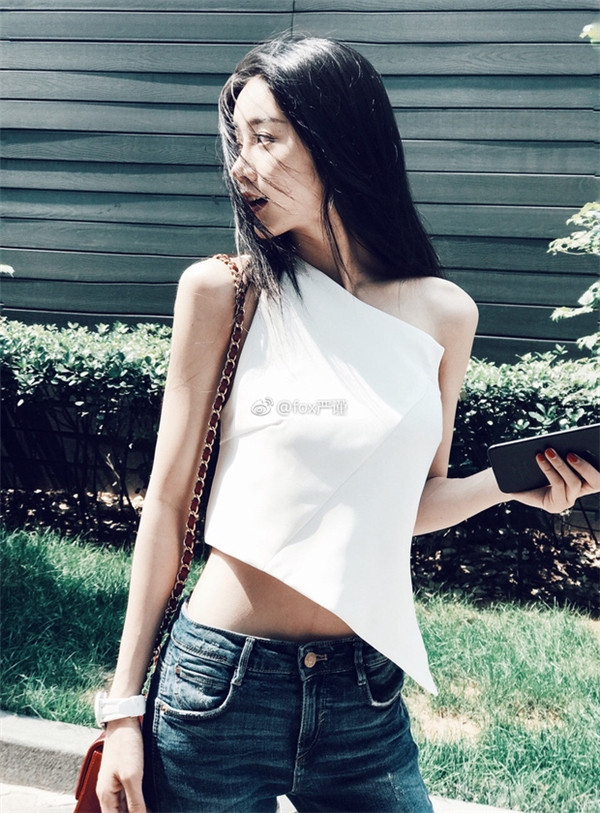 Cũng chính nhờ thân hình và khuôn mặt đẹp rạng ngời, trang cá nhân Instagram của Nghiêm Cẩn có tới hơn 220 ngàn lượt theo dõi.
