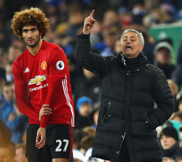 Có thông tin, PSG có đề nghị hấp dẫn và "xúi" Fellaini ở đến hết hợp đồng để ra đi theo dạng tự do. Ngoài ra, Besiktas cũng quan tâm tới cầu thủ người Bỉ khiến anh không còn mặn mà với M.U