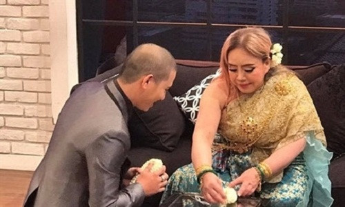 Gần đây nhất, cặp đôi cùng xuất hiện trong một đoạn phát trực tiếp nổi tiếng tại Thái Lan nhưng phải là dành cho nhau những lời đường mật. Rangsee đã có hành động quỳ gối trước mặt vợ cầu xin tha thứ nhưng bà Leena vẫn không chấp nhận lời xin lỗi. Bởi bà cho rằng, người chồng thứ 9 này đi không chỉ đi rêu rao về mối quan hệ giữa 2 người, mà còn tung tin đồn bà bị mắc bệnh AIDS gây ra những ảnh hưởng nghiêm trọng đến danh tiếng của bà.