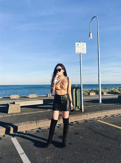 Một tháng qua, hot girl Milan Phạm vắng bóng tại các sự kiện giải trí để dành thời gian cho chuyến đi du lịch dài ngày tới xứ sở Kangaroo để tận hưởng mùa hè của mình.