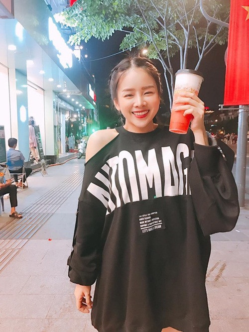 Trước khi có được sự nghiệp ngày hôm nay, DJ Mie từng có tuổi thơ cơ cực, vất vả vì sớm phải mưu sinh. Mẹ mất sớm, không cam tâm để bố một mình cực nhọc lo cho mình, cô bạn xinh đẹp này đã tự tìm cách kiếm thu nhập cho bản thân.