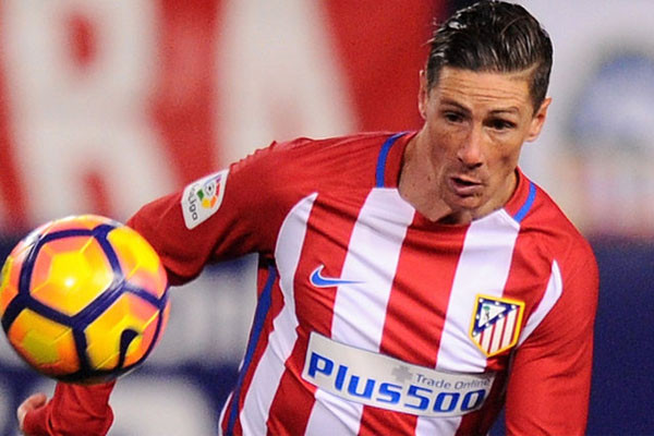 Torres trên đường rời Atletico, lộ diện bến đỗ mới: Hợp đồng giữa Fernando Torres và Atletico Madrid sẽ hết hạn vào cuối tháng này. Nhưng cho tới thời điểm hiện tại, đôi bên vẫn chưa có bất cứ cuộc đàm phán nào mang tính đột phá. Do đó mà nhiều khả năng Fernando Torres sẽ chia tay Atletico trong thời gian tới. Bến đỗ mới của tiền đạo người Tây Ban Nha được cho là Mexico. Ảnh: Goal.
