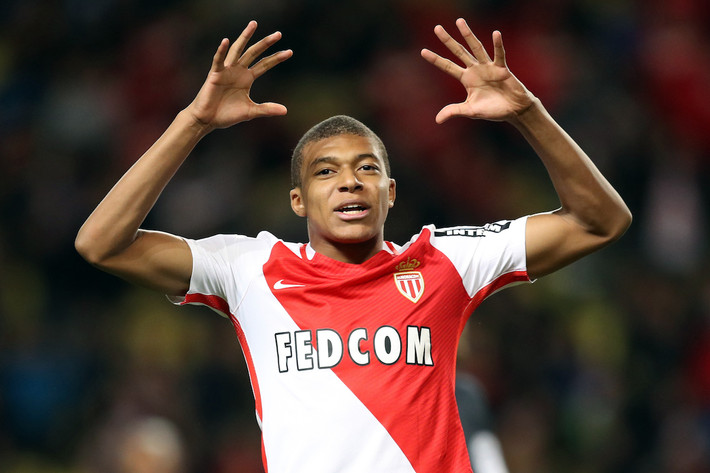 Mbappe ông vua mới trên thị trường chuyển nhượng: Sau khi lời đề nghị đầu tiên trị giá 103 triệu bảng của Real Madrid bị từ chối, CLB này đã quay lại với mức giá 118 triệu bảng. Đây là một con số khổng lồ và nếu thương vụ xảy ra, Kylian Mbappe sẽ là “ông vua” mới trên TTCN, khi bản hợp đồng trị giá nhất từ trước đến nay là Paul Pogba “chỉ” có 89 triệu bảng.