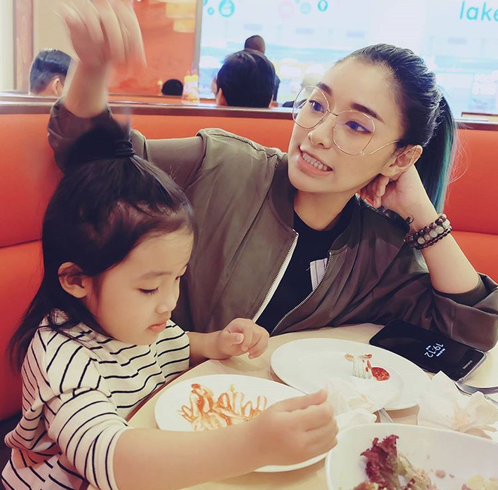 Với nhiều người phụ nữ, sau khi sinh con, việc phải chăm sóc con nhỏ, chăm sóc gia đình thường khiến họ "sụt giảm phong độ", không còn mặn mà với những thú vui, sở thích của bản thân, cũng như không còn chịu khó chăm chút cho bản thân được như trước. Tuy nhiên, vẫn có rất nhiều bà mẹ bỉm sữa trẻ tuổi, cân đối được rất tốt thời gian, sự quan tâm cho con cái gia đình và cho bản thân, để có một cuộc sống lạc quan, đầy niềm vui và hạnh phúc. Mina Liêu - một hot girl Sài thành, một fashionista có tiếng, một bà mẹ trẻ xinh đẹp là một ví dụ điển hình. Ảnh trong bài: FBNV.