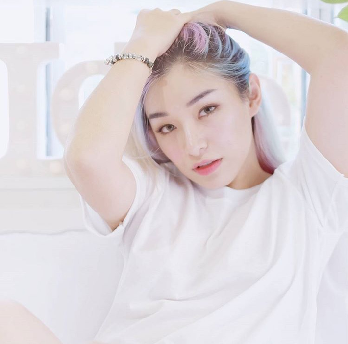 Ngắm những bức ảnh khoe con của Mina, ai cũng nghĩ cô và con gái chẳng khác gì như hai chị em khi họ trao nhau những tình cảm. Ảnh trong bài: FBNV.