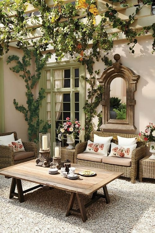 Góc sân vườn nhỏ được sắp xếp bàn ghế, lọ hoa đủ để chủ nhà có không gian yên bình để trò chuyện với bạn bè, người thân.