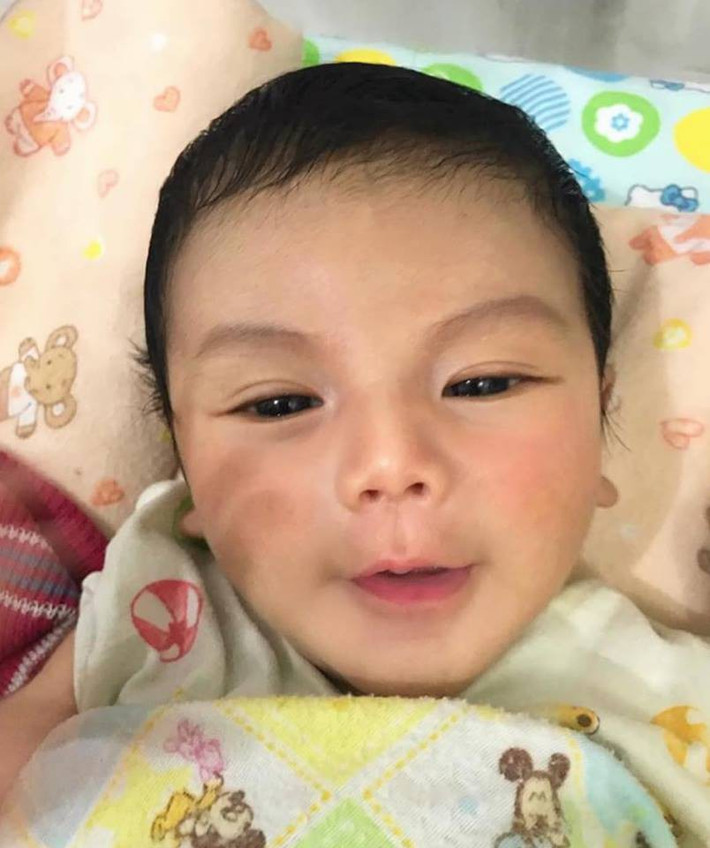Giống như quả trứng, các bé sơ sinh sẽ dần lớn lên và những nét đẹp của chúng sẽ vỡ dần ra. Thế nhưng, vẫn có trường hợp đứa trẻ ngay từ khi mới lọt lòng đã được ông trời định đoạt cho số mệnh "soái ca" giống như bé trai mới đây khiến các chị em phát cuồng trên MXH.
