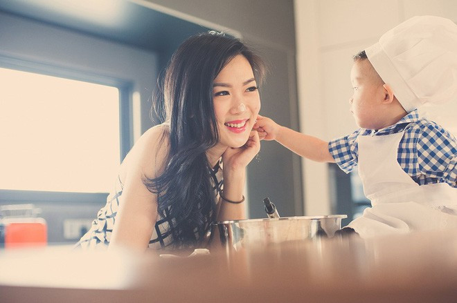 Shaine Wong năm nay còn chưa đến 30 tuổi và hiện đang sinh sống ở Kuala Lumpur, Malaysia. Cô sở hữu lượng người theo dõi cực khủng trên trang Instagram cá nhân. Các bức ảnh của bà mẹ bỉm sữa 8X này chủ yếu chụp các con, gia đình và một số hoạt động trong công việc của cô.