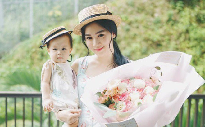 Trong xã hội hiện đại, không chỉ có các hot girl chưa chồng biết cách tỏa sáng mà ngay cả những bà mẹ bỉm sữa, "1 nách 2 con" cũng có thể trở thành tâm điểm của sự chú ý. Họ có thể trở thành một hiện tượng mạng xã hội bằng cách kinh doanh giỏi, siêu xinh đẹp hay sở hữu một cuộc sống "sướng như tiên" như trường hợp của bà mẹ bỉm sữa 2 con người Malaysia mới đây. Ảnh trong bài: Instagram nhân vật.