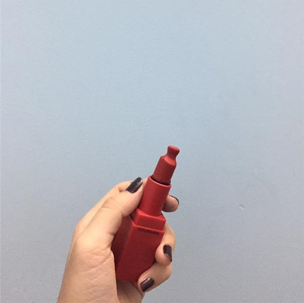 Theo nhiều người, có 2 kiểu con gái đánh son, đó là "cô gái vót chông" và "san bằng tất cả". Điểm chung của tất cả các cô nàng "ăn son" đó là biến những thỏi son của mình thành những hình thù quái dị.