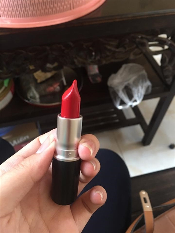 “Cầm cây son trên tay nước mắt rơi".