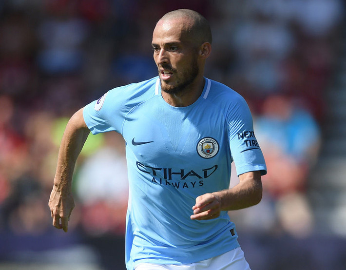 Liverpool bất ngờ săn đón David Silva: Truyền thông Anh vừa đưa tin Liverpool sẵn sàng nhẩy vào tranh giành David Silva với hai đội bóng thành Milan. Sở dĩ Liverpool nhắm tới David Silva là bởi họ không thể thuyết phục Emre Can gia hạn cho bản hợp đồng sẽ kết thúc vào cuối mùa này. Hiện Juventus, Bayern và cả Man City đều muốn có Emre Can. Ảnh: Daily Mail