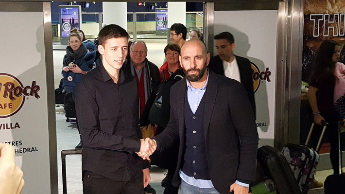 Giám đốc AS Roma muốn rút ruột Sevilla: Theo tin chuyển nhượng bóng đá từ tờ Calciomercato của Italia đã tiết lộ Giám đốc Thể Thao Roma Monchi đang để mắt đến trung vệ Clement Lenglet. Đáng chú ý cầu thủ 22 tuổi là người của Sevilla, CLB cũ mà Monchi từng gắn bó gần 30 năm trên cương vị cầu thủ cũng như Giám đốc Thể Thao. Mùa Hè vừa qua, Monchi đã đem về Roma hơn 10 cầu thủ nhưng đây mới là lần đầu tiên ông tính chuyện 'rút ruột' Sevilla. Ảnh: Calciomercato