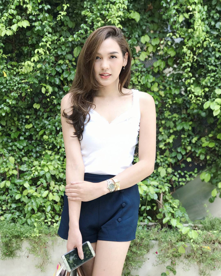 Ngoài đời, Pichyada cũng sở hữu cho mình một vẻ đẹp vô cùng Tây và cô nàng không bao giờ từ chối bất kỳ cuộc vui, trào lưu nào của giới trẻ nhưng luôn biết đâu là điểm dừng. Ảnh trong bài: Facebook nhân vật.