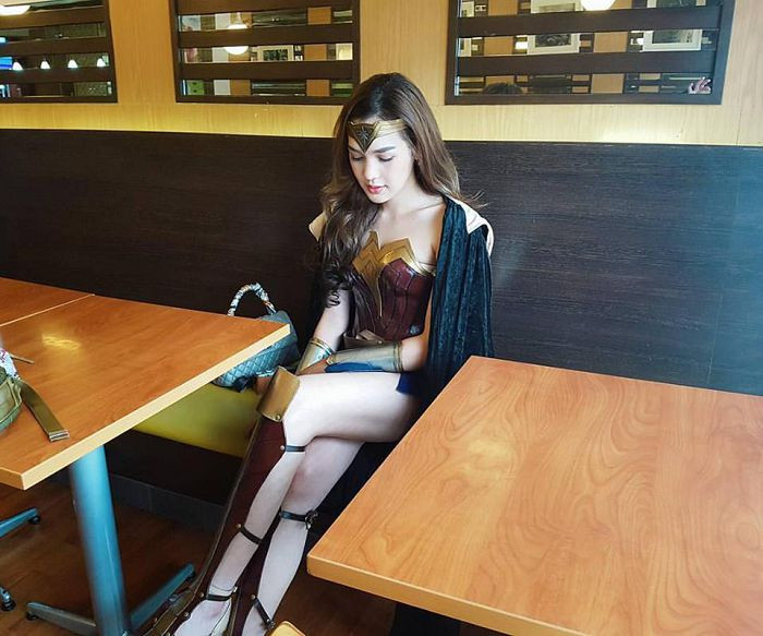 Ngắm nhìn bộ ảnh Wonder Woman nhiều dân mạng còn khẳng định rằng Pichyada có phần quyến rũ hơn cả Gal Gadot.