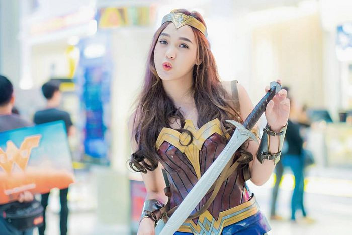 Rất nhiều những cô gái đã hóa thân để có những bức ảnh theo phong cách Wonder Woman nhưng thành công nhất có lẽ chỉ có cô nàng chuyển giới người Thái Lan - Pichyada Chatkamjaroen .
