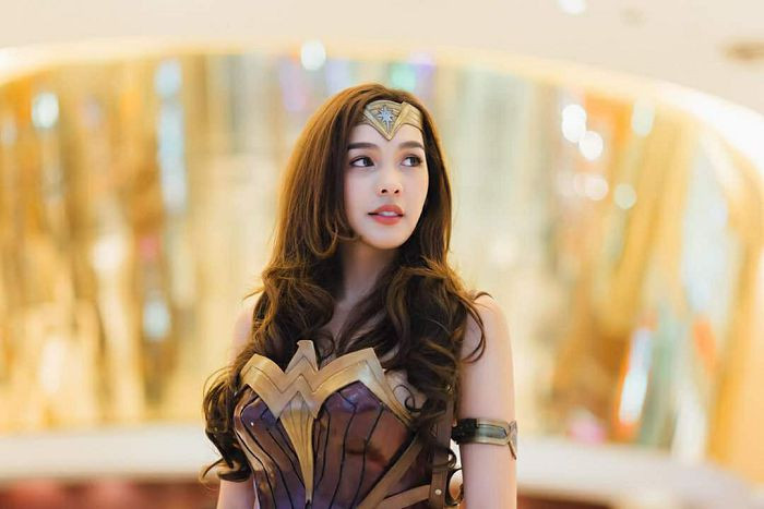 Pichyada Chatkamjaroen chính là cái tên đang gây sốt nhất cộng đồng mạng Thái Lan cũng như thế giới khi cô gái Thái Lan này cosplay thành Wonder Woman vô cùng xinh đẹp. Ảnh trong bài: Facebook nhân vật.