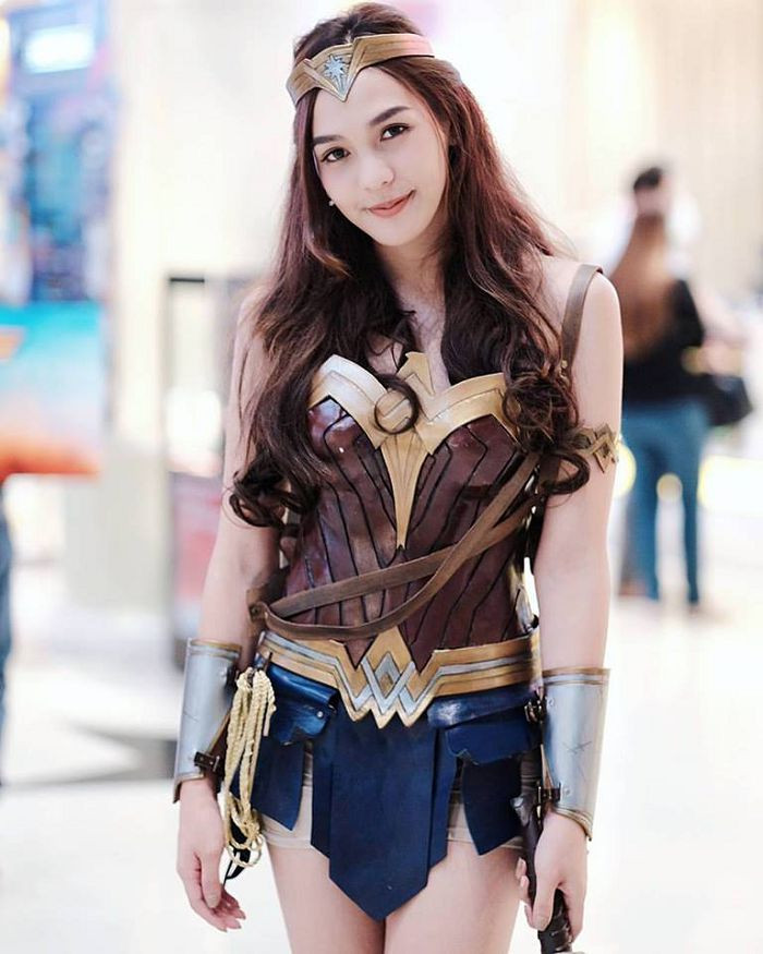 Được biết, Pichyada đã tốt nghiệp đại học ở Bangkok, sau đó cô nàng này làm việc cho một công ty quảng cáo.