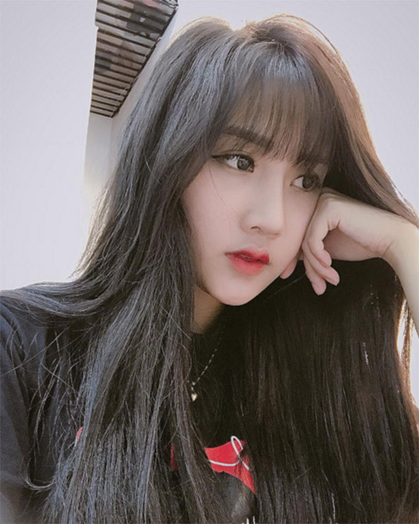 Trần Linh Hương sinh năm 1997, hiện đang là nữ sinh trường ĐH Nội vụ (Hà Nội). Cô bạn này được nhiều người chú ý khi xuất hiện cực xinh đẹp trong đoạn clip "vịt hóa thiên nga" được đăng tải trên trang cá nhân.