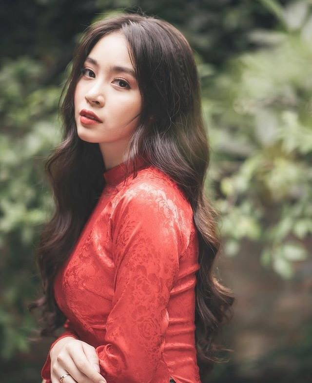 Áo dài đỏ tha thiết, bộ ảnh ghi lại khoảnh khắc tuổi 161 của cô nàng nữ sinh trường quốc tế Anh - Việt.