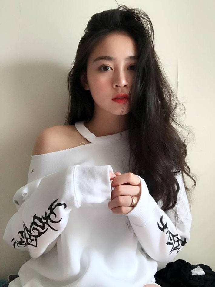 Nữ sinh trường quốc tế Anh - Việt được nhiều người trầm trồ khen ngợi bởi vẻ đẹp có tên Nguyễn Huỳnh Diệu Linh (SN 2001).