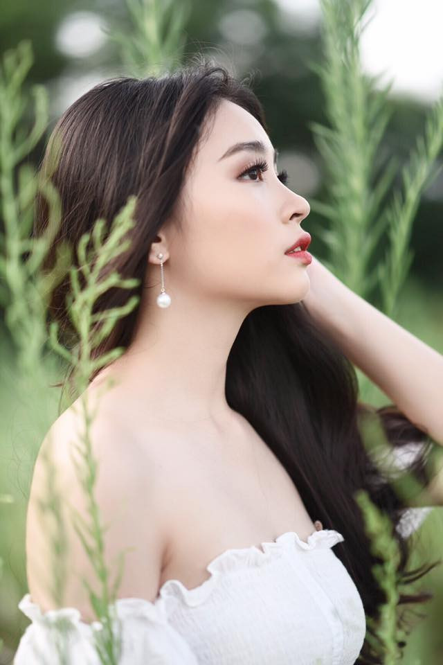 Khuôn mặt ưa nhìn cùng phong cách thời trang biến hóa đã đưa cô nàng nữ sinh trường quốc tế Diệu Linh tới với cộng đồng mạng.