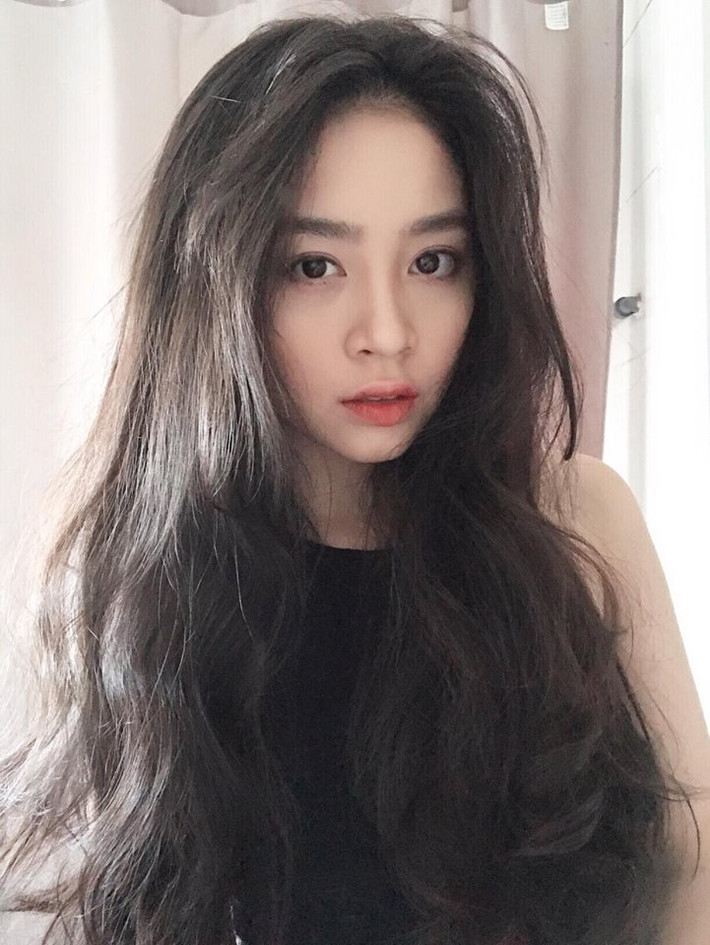 Sở hữu khuôn mặt được đánh giá vào hàng ưa nhìn với đôi mắt to quyến rũ, đôi lông mày thanh cùng đôi môi luôn mang màu hồng, Diệu Linh chiếm trọn ánh nhìn của người ngắm ngay những khoảnh khắc đầu tiên.