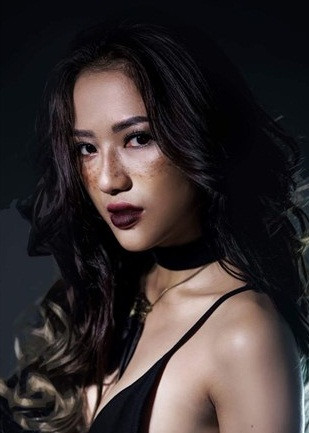 Sau một thời gian chia tay với series phim hài “5S online” NHM ít thấy Trang Cherry xuất hiện trên sóng truyền hình nói riêng cũng như các hoạt động nghệ thuật nói chung và để đánh dấu sự trở lại của mình bạn gái cũ của Mạc Hồng Quân đã thực hiện bộ ảnh tạo hình vô cùng gợi cảm trong trang phục cắt xẻ khá táo bạo.