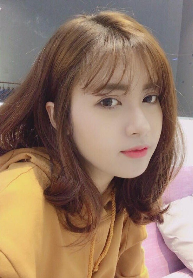 Sở hữu gương mặt với những đường nét rất Tây nên Anh Thư thường xuyên nhận được câu hỏi có phải là con lai không. Cô bạn khẳng định là mình thuần Việt 100%.