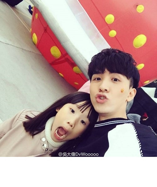 Không chỉ khiến nhiều chị em phải trầm trồ khen ngợi vẻ đẹp của mình, chàng hot boy nổi tiếng Ngô Đại Vĩ vừa qua còn khiến trái tim của nhiều cô nàng phải ao ước bởi cho đăng tải những bức ảnh vô cùng tình cảm giữa mình và em gái. Ngay lập tức những hình ảnh này được dân mạng đón nhận nhiệt tình và vô cùng chú ý tới cặp anh em quốc dân xứ Trung.