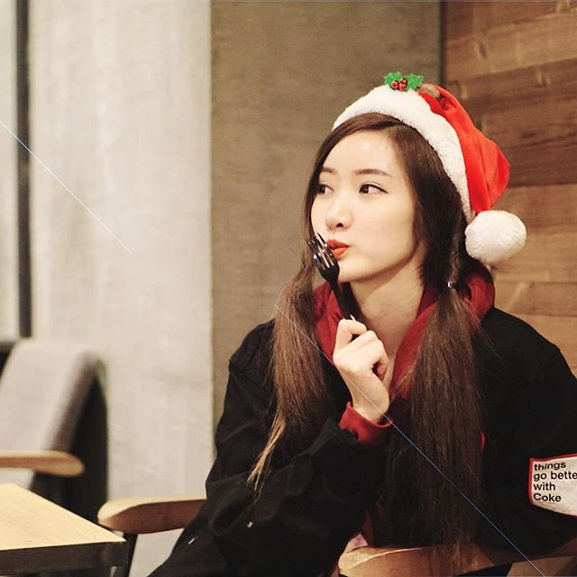 Hiện tại ngoài giờ học, Panda Fonnapha cũng thường xuyên làm người mẫu ảnh bán chuyên nghiệp và được các "tay máy" liên tục gửi lời mời cộng tác trong những bộ hình mới. Ảnh sử dụng trong bài: Instagram nhân vật.