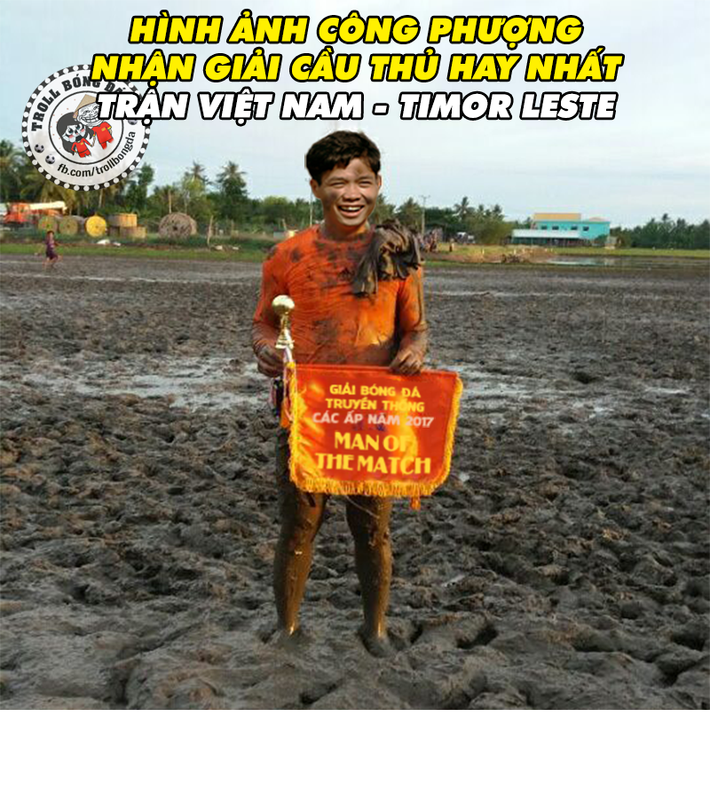Dù lấm lem hết người nhưng Công Phượng xuất sắc giành phần thưởng cầu thủ hay nhất trận.