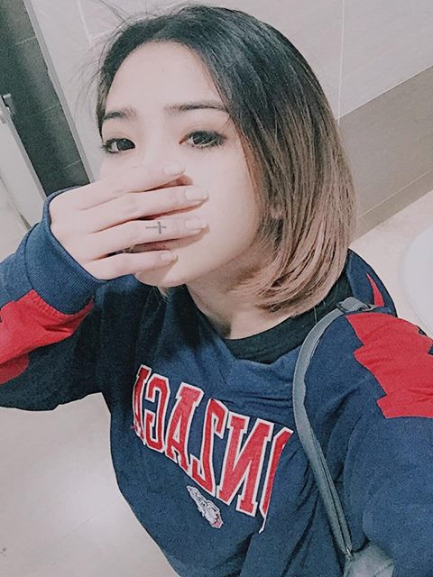Nữ dancer 9X Hải Phòng này được nhiều người chú ý tới bằng ngoại hình xinh đẹp và cực chất với làn da trắng mịn màng, khuôn mặt v.line thời thượng, đôi mắt sắc các tính và mái tóc liên tục đổi màu cực chất.