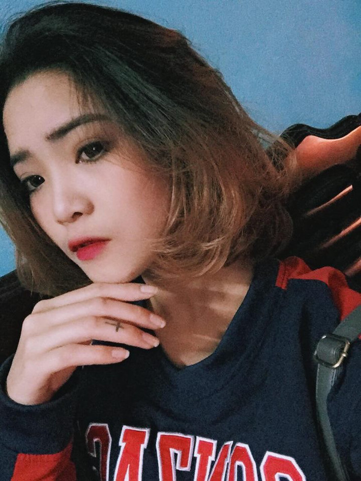 "Chạm mặt" với Kiều Vy, nhiều người sẽ cảm nhận độ chất toát ra từ phong cách thời trang vô cùng phá cách của cô nàng này. Từ mái tóc màu sắc cho đến áo, quần cực chất và có phần "dị".