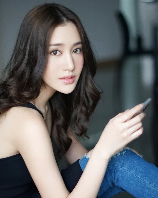Không chỉ vậy, Pimmy còn từng xuất hiện trong vai trò diễn viên khi cô thủ vai trong những bộ phim được nhiều dân mạng Việt biết tới như "Cổ tích một chuyện tình", "Giấc mơ Bussaba" hay nổi tiếng hơn nữa là "Oan gia vườn trường"