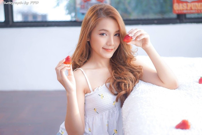 Cũng trên trang cá nhân, Panchaya Natworrakan đã thu hút NHM bằng những bức ảnh vô cùng quyến rũ dù không chút hở hang. Cũng chính vì vậy mà cô bạn này mang về cho mình hơn 20.000 người yêu mến và theo dõi trên Facebook và 18.600 người follow trên Instagram.