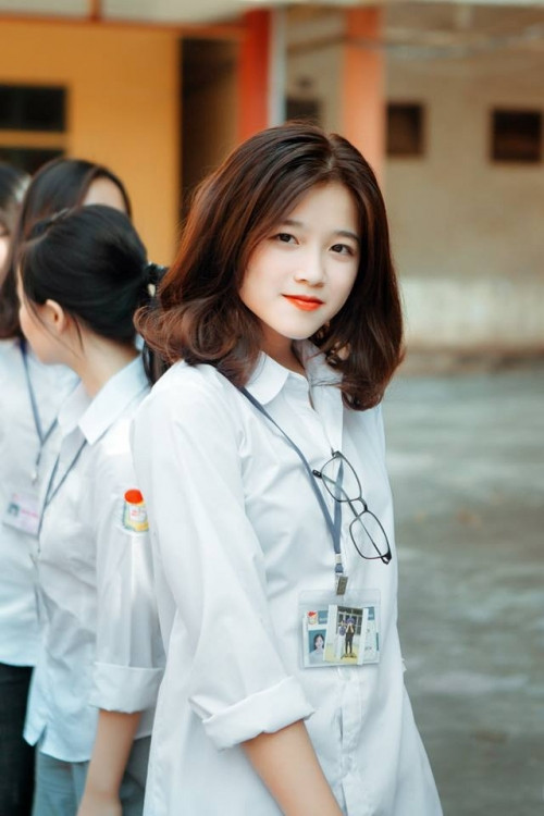 Sở hữu gương mặt ưa nhìn, sống mũi cao, đôi mắt to tròn dễ thương... nữ sinh mặc đồng phục trắng dễ dàng chinh phục trái tim của nhiều dân mạng.