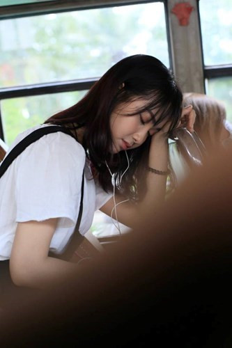 Thánh nữ Bolero Jang Mi tên thật là Bùi Bảo Trang bắt đầu được cộng đồng mạng biết tới sau khi clip "quay lén" cảnh đang ngồi hát nghêu ngao trên xe bus khoe khuôn mặt xinh đẹp và giọng hát ấm áp và nhẹ nhàng. Thời gian sau đó, Jang Mi liên tục trình làng những clip cover các ca khúc nhạc Bolero ngọt ngào khiến dân mạng mê đắm. Biệt danh "Thánh nữ Bolero" cũng xuất phát từ tài năng và sự phù hợp của Jang Mi với dòng nhạc trữ tình này.