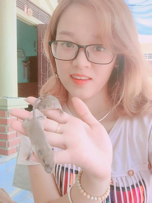 Ngay từ khi còn bé, Thu Hoài đã thích mò mẫm vào xó bếp, lục lọi tìm ổ chuột rồi bắt những chú chuột con đặt trên tay, mân mê chúng, vuốt ve chúng mà không sợ hãi gì cả.