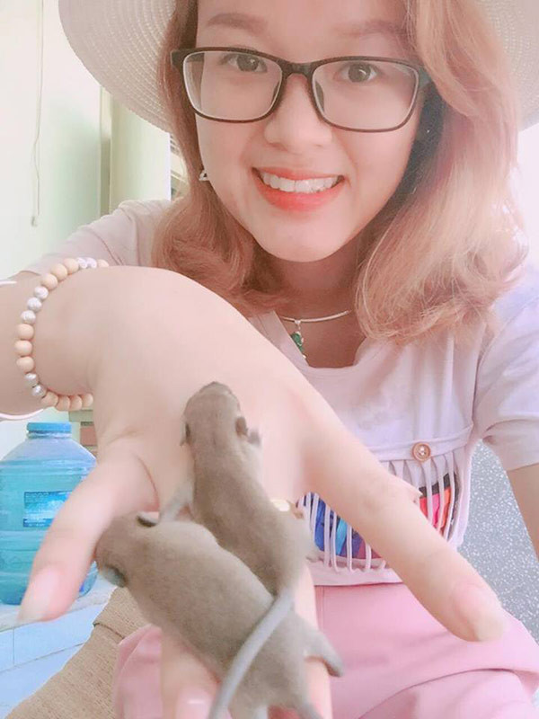 Cũng theo cô bạn 9X đến từ Nghệ An, tình yêu với loài chuột của cô bạn này đến từ năm lớp 2. Ngày ấy, khi vô tình thấy ổ chuột với những chú chuột con đỏ hỏn còn chưa mở mắt, Thu Hòa đã tò mò chạy đến rồi bắt chúng lên tay, thấy dễ thương. Và từ đó, mình yêu những chú chuột nhỏ xinh lúc nào không hay