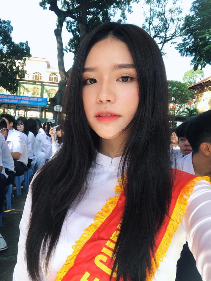 Đầu tiên hãy nhắc đến cái tên của cô bạn này, đầu tiên ai cũng nghĩ rằng "Mai Diz" là nickname do bạn bè đặt nhưng thực chất đó là tên gốc của nữ sinh Sài thành này. Lý do đó là cô bạn này có gốc Pháp nên khi sinh ra, người cha đã quyết định giữ lại chút âm hưởng của gia tộc qua cái tên độc đáo này.