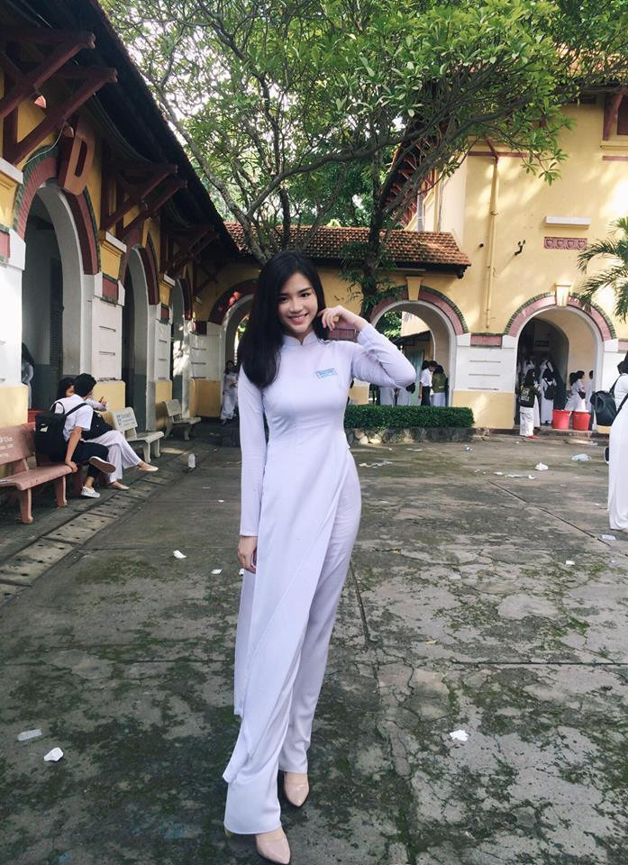 Cùng ngắm nhìn khuôn mặt đẹp và thân hình nuột nà của cô bạn nữ sinh Sài thành có cái tên khá lạ Vương Hoàng Mai Diz. Ảnh sử dụng trong bài: FBNV
