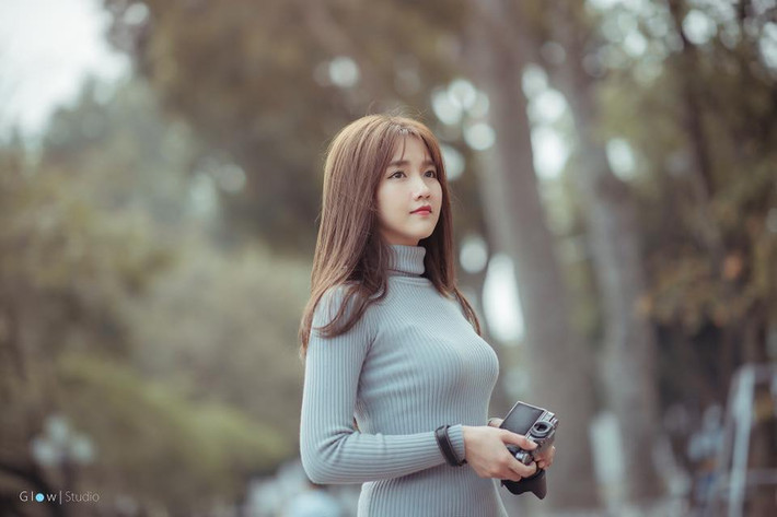 Trong trang phục khá đơn giản là váy liền màu xám và phụ kiện là chiếc máy ảnh, cô nàng hot girl trà sữa xinh đẹp - Kiều Trinh vẫn toát lên vẻ kiêu sa giữa thời tiết se se lạnh của Hà Nội những ngày đầu năm mới.